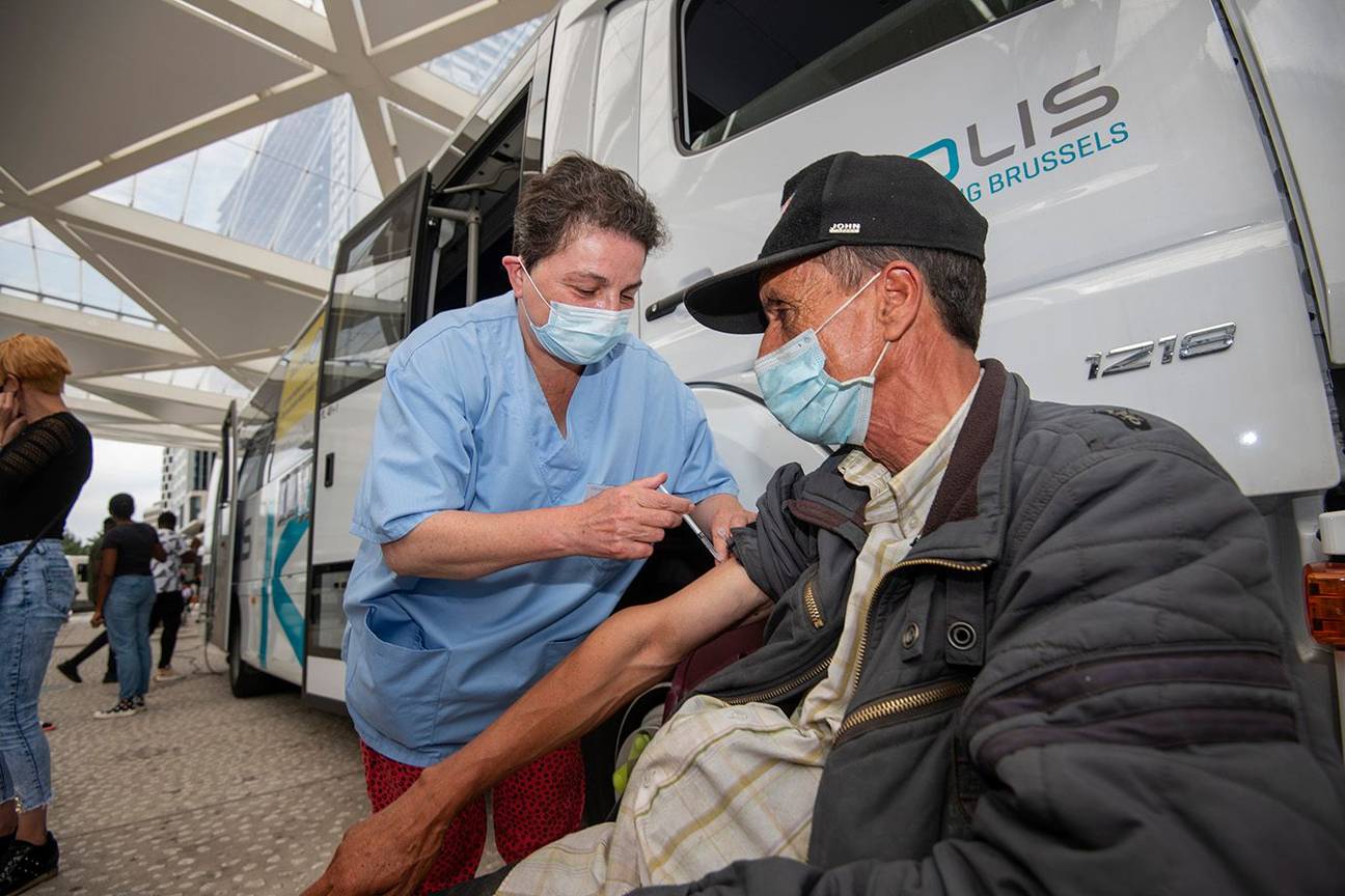 Een vaccinatiebus op het Rogierplein
